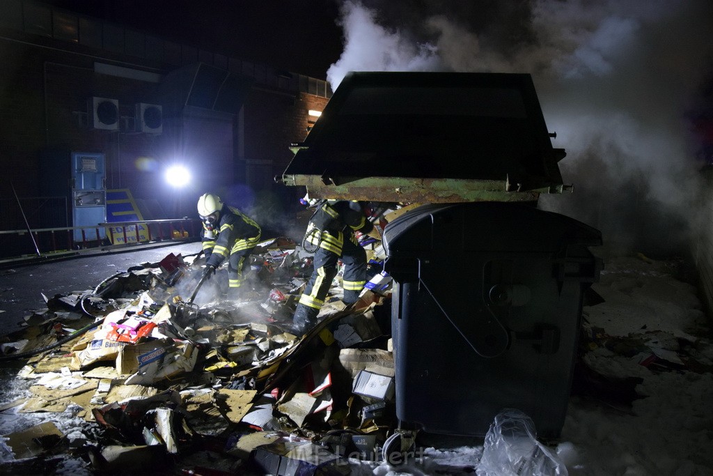 Feuer Papp Presscontainer Koeln Hoehenberg Bochumerstr P356.JPG - Miklos Laubert